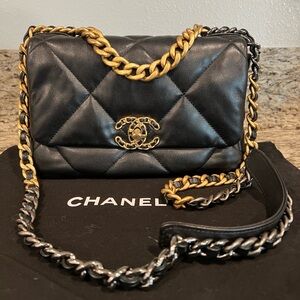 Chanel 19 Goatskin Medium Black